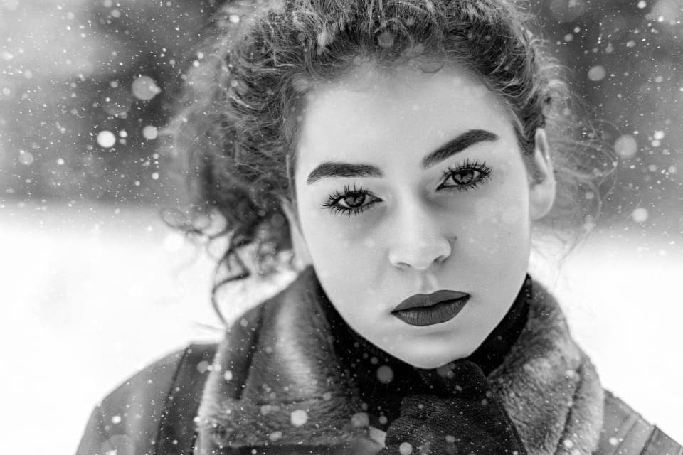 Portrait en extérieur sous la neige, joues exposées au froid