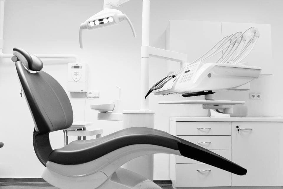 Fauteuil de soin dans une salle médicale immaculée