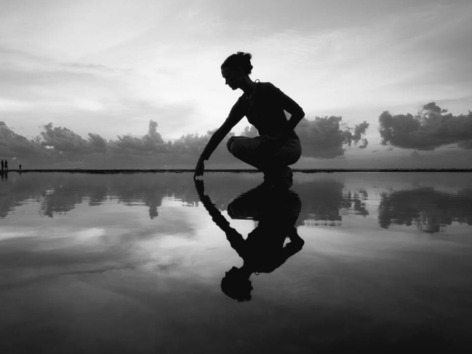 Silhouette et son reflet sur l'eau