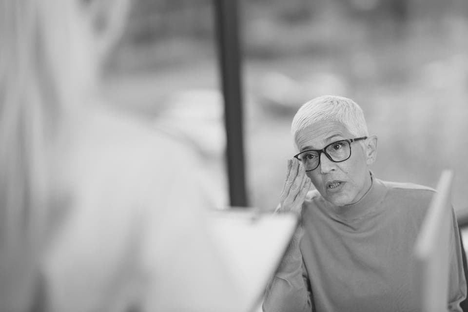 Patiente échangeant avec son médecin en consultation