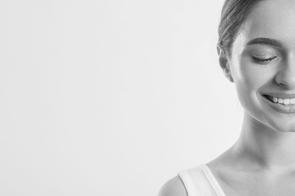Visage détendu et souriant, les yeux fermés