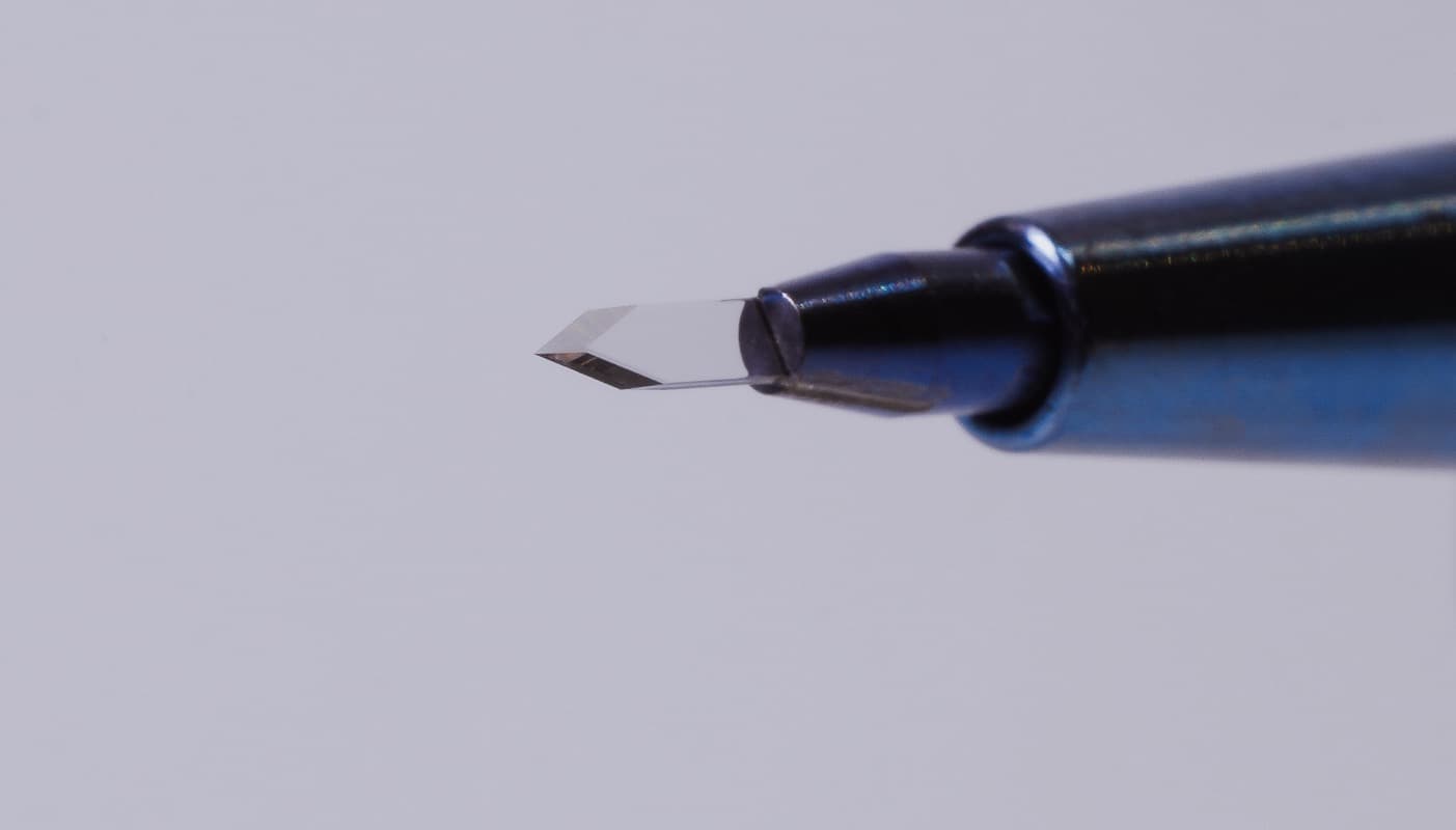 Lame saphir pour les incisions receveuses, technique Saphir (type d’instrument utilisé, visuel JM Surgicals)